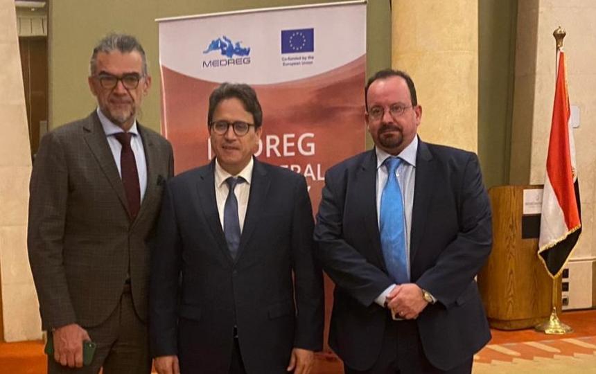 Από αριστερά ο νέος Αντιπρόεδρος του MEDREG Branislav Prelevic, στη μέση ο νέος Πρόεδρος του MEDREG Abdellatif Bardach και δεξιά ο νέος Αντιπρόεδρος του MEDREG Κωνσταντίνος Τσιμάρας.