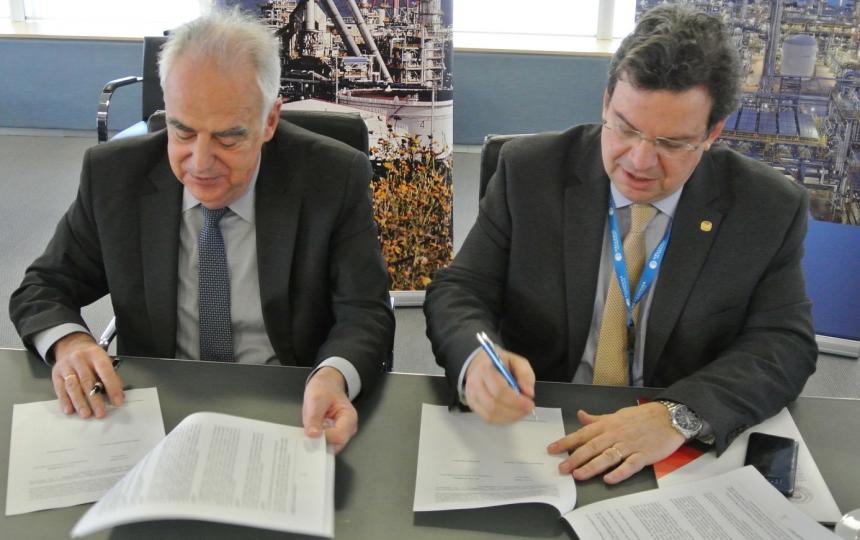Ο Πρόεδρος της ΕΛΠΕ κ. Ευστάθιος Τσοτσορός και ο Πρύτανης του ΑΠΘ καθ. Περικλής Α. Μήτκας, υπογράφουν το Σύμφωνο Συνεργασίας.